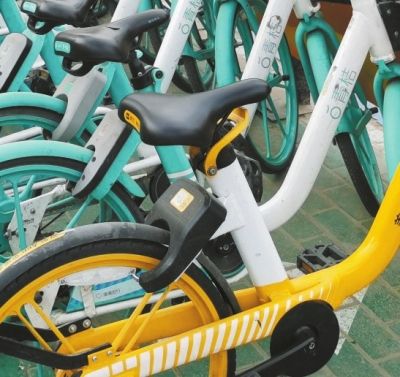 车锁更新后,用户将使用手机app锁车,而共享单车将采用"定点停放"