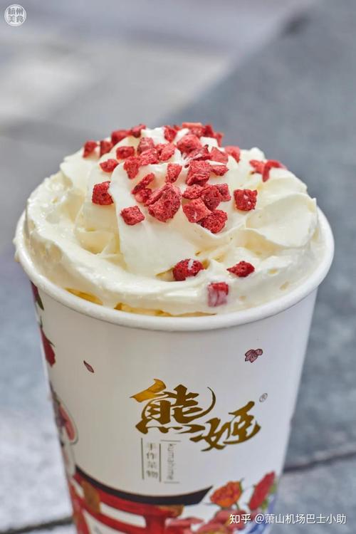 下层加入用牛奶制作的软糯麻薯,加上蓬松绵密的奶油雪顶,撒上草莓干