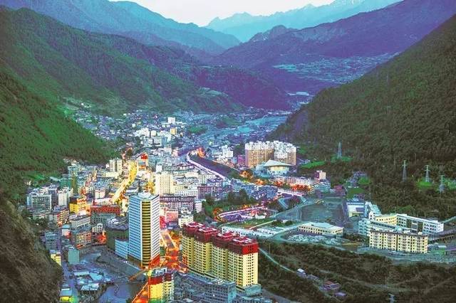正在悠闲地吃着草料,给当地脱贫奔康带来新希望…… ▲ 九龙县城