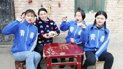 欢欢的童年:妈妈从舅舅家带了"爬蚱",高蛋白哦!你吃过吗?