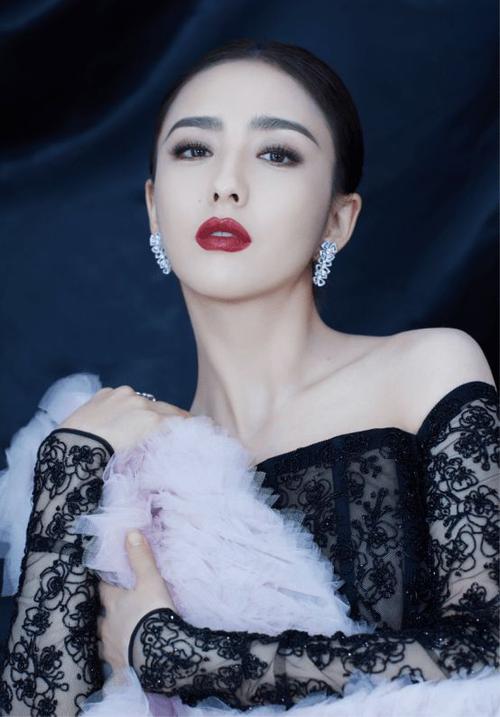 佟丽娅率闺蜜团打卡环球影城,穿马甲打扮减龄,单身后越来越少女