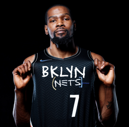 终于回来,杜兰特定妆照展示篮网7号球衣