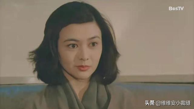 当时留着长发的关之琳,站在街道上,身上穿着同款oversize墨绿色西装