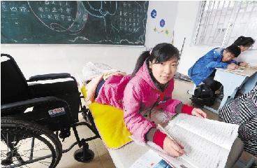 台州残疾女孩陈苗苗艰难求学路:教室里 有张床