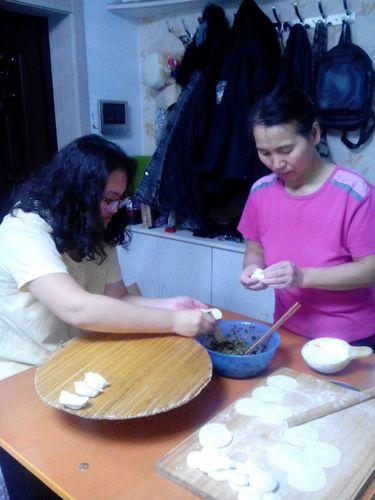母女俩在包饺子呢!