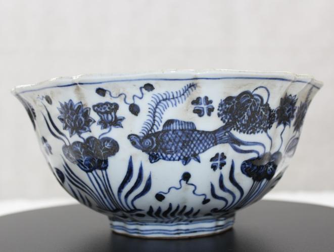 明代宣德内蓝釉青花鱼纹花棱碗_瓷器