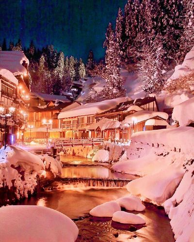 如童话小镇的银山温泉,以雪景为特色,美不胜收