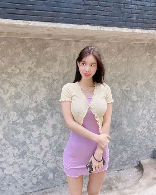 脸蛋可爱的dj小姐姐,身材火辣,健身的她,拥有细腰马甲线大长腿