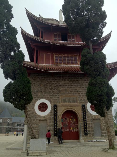 原来广场上有个湖,乾隆帝便题词为恩波楼,当地人称湖为海,便有"望海楼