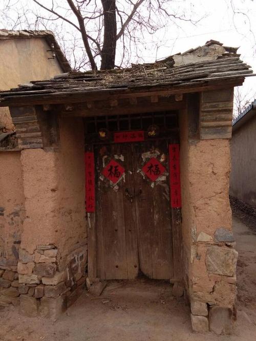 在八十年代中期之前,农村的街道和院落基本上还保持着传统的模样.