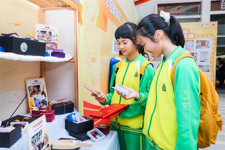 以少年视角看中国大变化国内赛区展望中国梦现场展出的部分手抄报作品