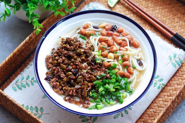 试试这道酸豆角肉末面,爽口