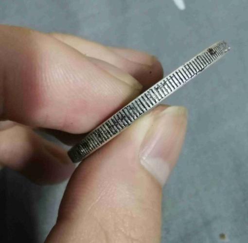 看外形辨别袁大头的真假可以看外形,真正的袁大头边齿整齐,细致有规律