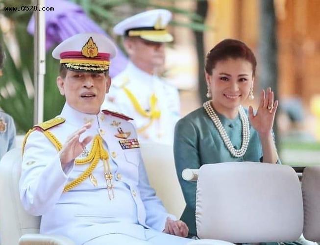 泰王终于撇下苏提达和诗妮娜亮相!秒变精神小伙,情侣装倾注真爱