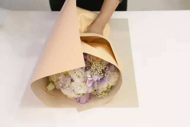 轻巧感圆形花束怎么包扎?