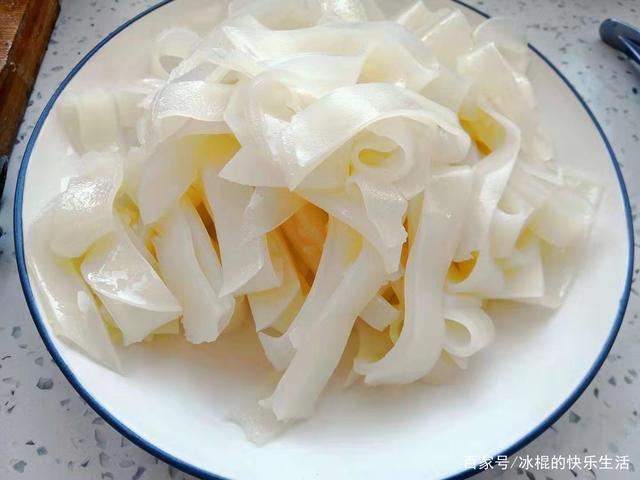 凉皮不再是夏天标配的食物了,冬天一样吃,而且很受