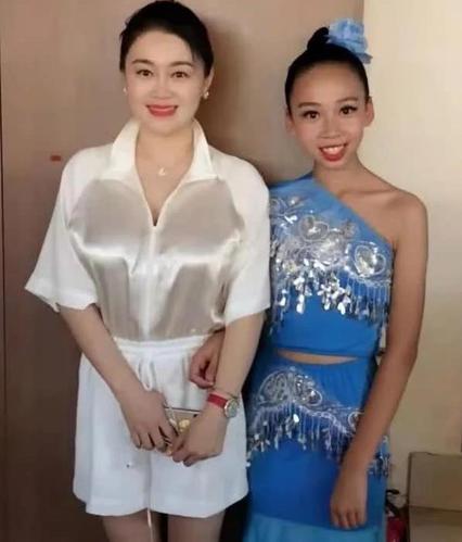 赵本山女徒弟关婷娜近照曝光,36岁身材略显发福,风韵犹存!