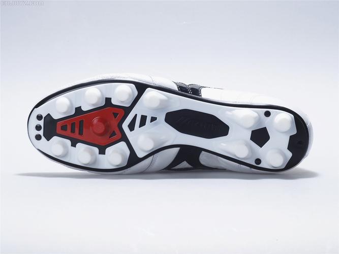morelia ii japan md 2015版莫雷拉足球鞋静态评测后跟还是熟悉的感觉