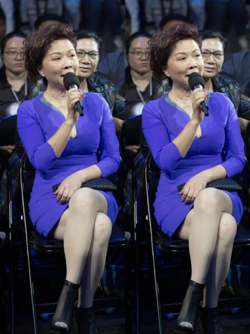 蔡明真的不在乎年龄,穿紫色深v连衣裙亮相,被她的身材