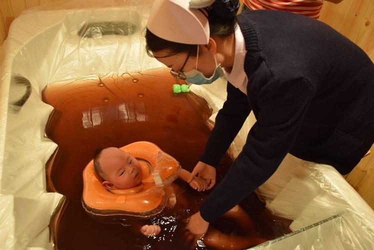 中医儿科护士在为幼儿做药浴