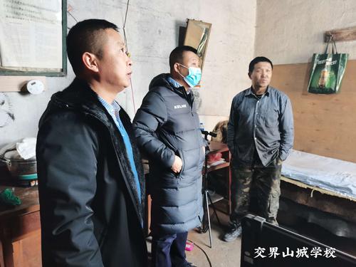 阿城区教育局安全科领导莅临交界山城学校检查疫情防控和校园安全工作