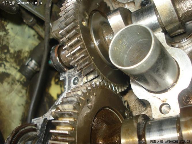 安装凸轮轴.对好齿轮上的标记.