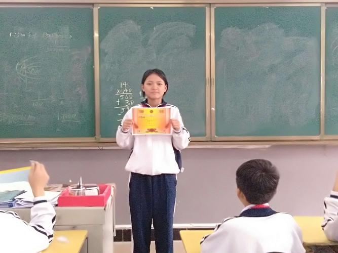 刘佳怡同学荣获年级组100米第一名