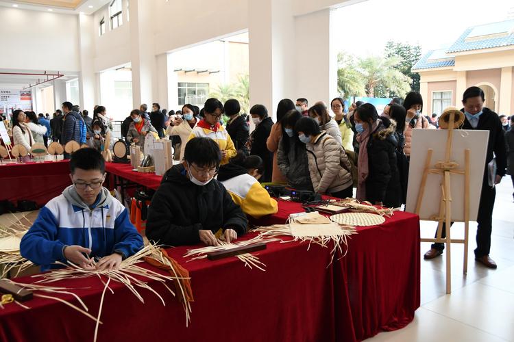 学生现场展示葵艺制作工艺及特色