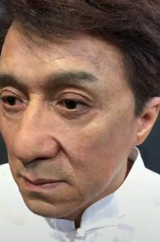 比蜡像都逼真,成龙雕像连毛孔都有,网友:就怕他突然出声
