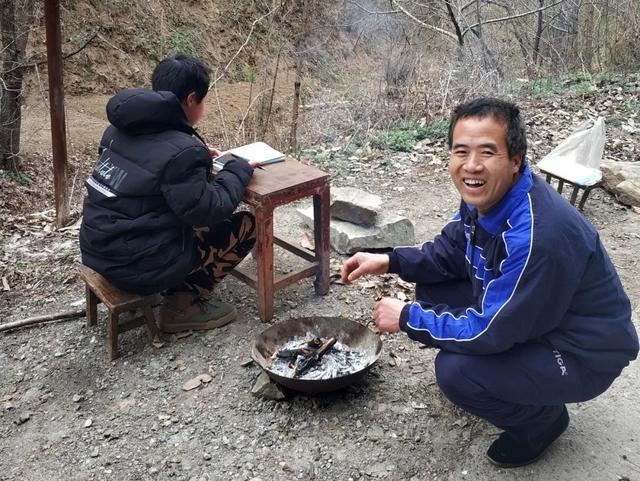 家无网,人有志,商州山里孩子露天上"网课"!