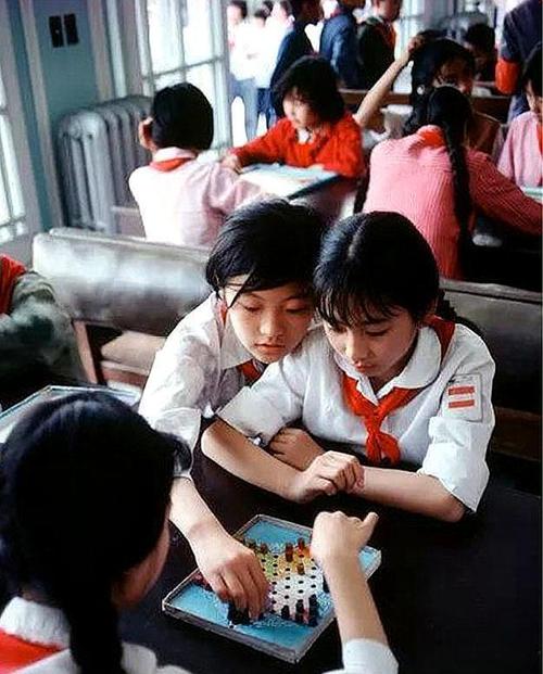 八十年代的学生们的上课环境有了很大的改善,以前可没有这么好的条件