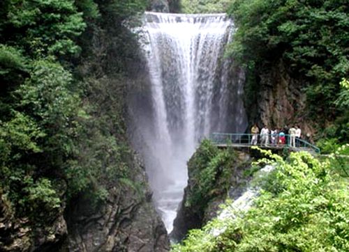 位于开阳县龙岗镇境内,景区距县城约50公里,距贵阳约60公里,规划总