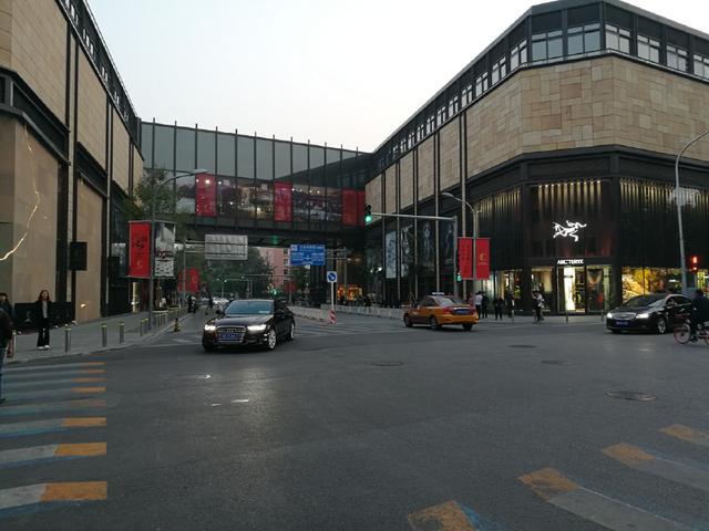 北京王府井大街西侧的王府井西街:穿过王府中环大楼的奇特断头路