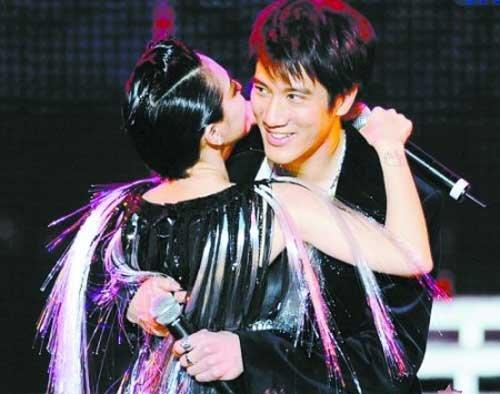个唱遭小s吃豆腐10大男星 谢霆锋窘迫伍佰无奈