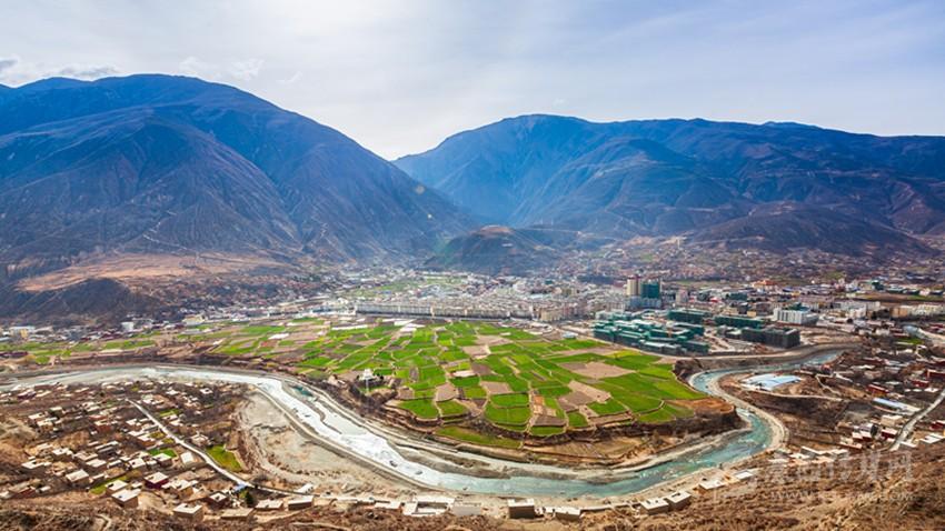 巴塘县城.弦子之乡雕塑.巴塘田园风光.