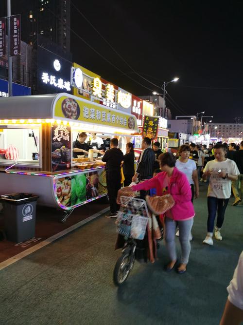 吉祥夜市的喧嚣灯火通明
