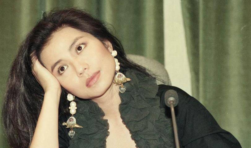 钟楚红在80年代超红,当时甚至流传一句话,"再发,发不过周润发;再红