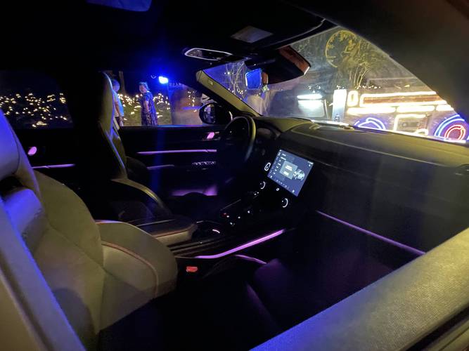 领克05(参数|图片)自带的多种颜色氛围灯,可以随驾驶模式联动,也可以