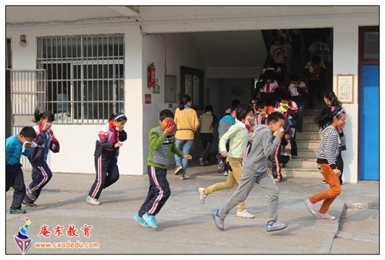 [组图]庵东镇东一小学开展安全消防日活动