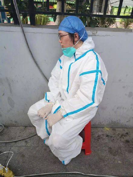 穿着防护服高温下采集核酸,5名医务人员先后中暑!