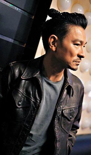 "老男人"挑战新造型,刘德华丸子头缺霸气,胡兵非洲辫