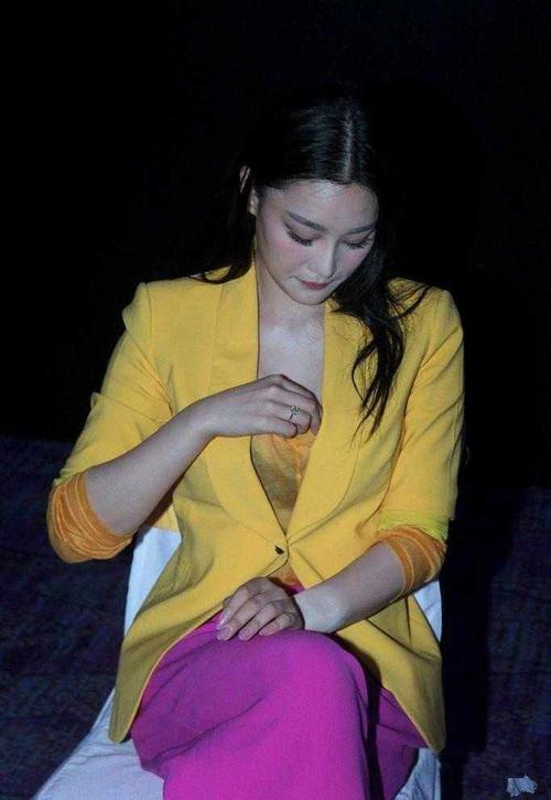 张馨予穿低胸金黄颜色上衣现豪乳抢镜, 台下整理内衣露黑色bar有点小