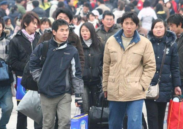 农民工回到家过年,年前却再次出门,年前"短途打工"兴盛是为何