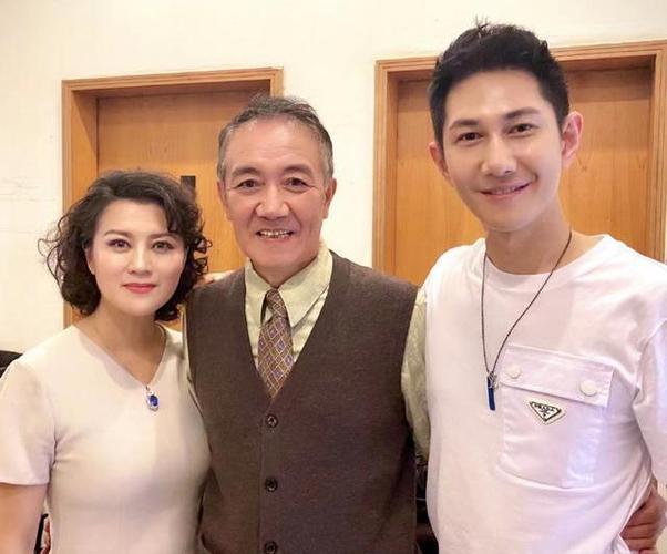 63岁李幼斌与小13岁二婚妻子罕同框网友50岁的史兰芽好漂亮