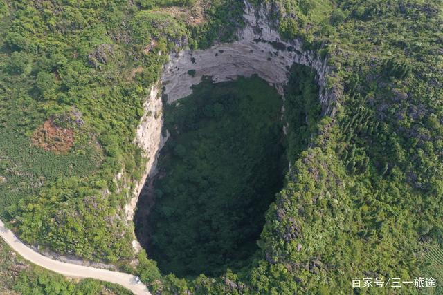 路过贵州兴仁,地表惊现巨大天坑,坑连坑,坑底还有坑?