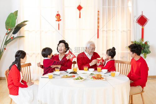 新年一家人在一起吃年夜饭