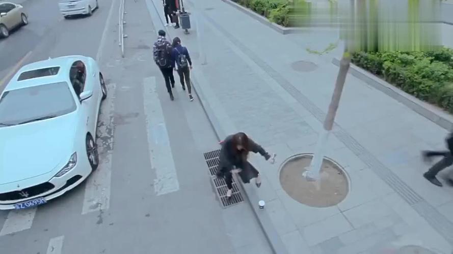 美女的鞋跟卡在井盖里,帅哥路过相助,结果搞笑了