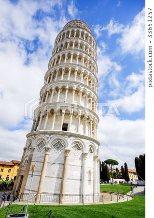 照片素材(图片): the leaning tower of pisa, italy