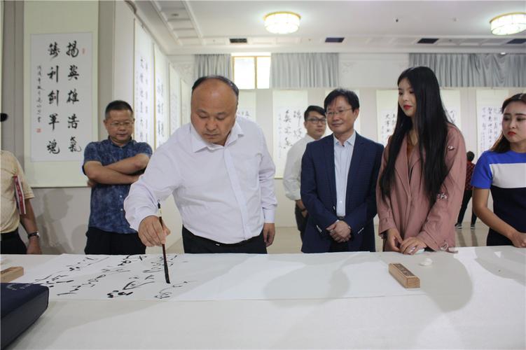 中国文化管理协会书画工作委员会副会长杜庆来笔会现场挥毫