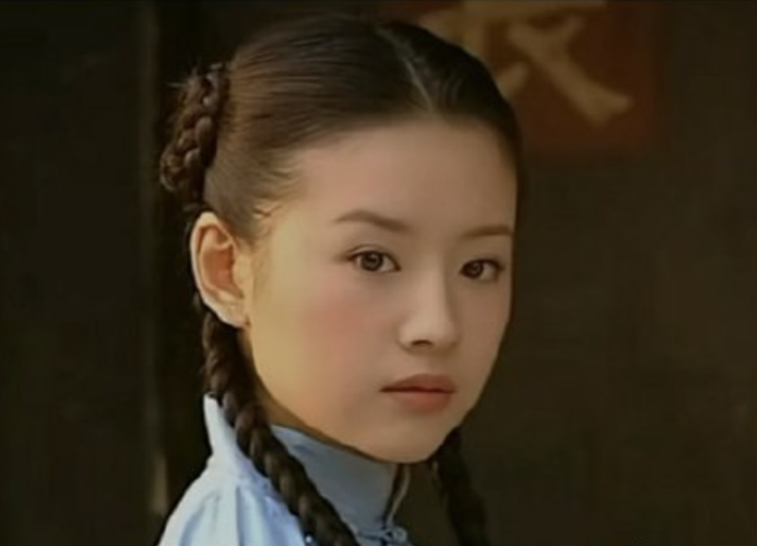 董洁年轻时是个美人,她在《金粉世家》中饰演的"冷清秋"一角